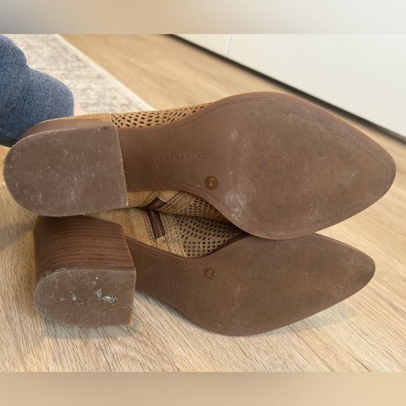 Women’s Lucky Brand Zeshia Tan Bootie Beige Shoe Boot Heel Size 9.5 M - Picture 9 of 9